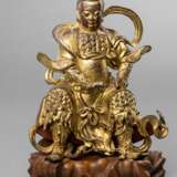 Lackvergoldete Bronze des Zhenwu auf einem geschnitzten Holzsockel - photo 1