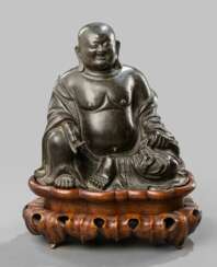 Bronze des Budai auf einem Holzsockel