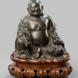 Bronze des Budai auf einem Holzsockel - фото 1
