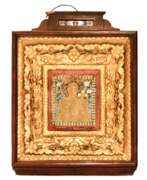Produktkatalog. Grande ic&ocirc;ne en cuivre moul&eacute; de la M&egrave;re de Dieu de Smolensk, avec cinq &eacute;maux, dans un &eacute;tui &agrave; ic&ocirc;nes. Russie. 19&egrave;me si&egrave;cle. 
