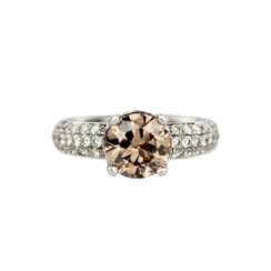 Bague en or blanc avec diamants. 