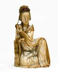 Sehr feine Elfenbeinfigur des Guanyin mit einem angewinkelten Knie sitzend dargestellt