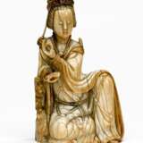 Sehr feine Elfenbeinfigur des Guanyin mit einem angewinkelten Knie sitzend dargestellt - photo 1