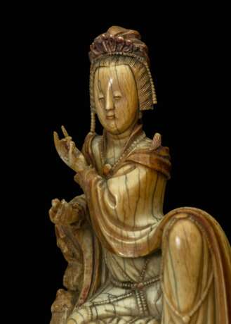 Sehr feine Elfenbeinfigur des Guanyin mit einem angewinkelten Knie sitzend dargestellt - photo 2
