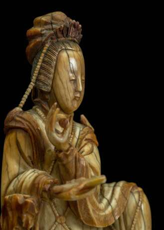 Sehr feine Elfenbeinfigur des Guanyin mit einem angewinkelten Knie sitzend dargestellt - фото 3