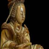 Sehr feine Elfenbeinfigur des Guanyin mit einem angewinkelten Knie sitzend dargestellt - Foto 3
