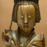Sehr feine Elfenbeinfigur des Guanyin mit einem angewinkelten Knie sitzend dargestellt - Foto 4