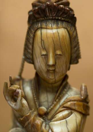 Sehr feine Elfenbeinfigur des Guanyin mit einem angewinkelten Knie sitzend dargestellt - photo 4
