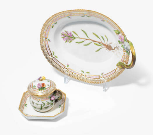 Royal Copenhagen, Henkelschale und Bouillontasse "Flora Danica" - photo 1