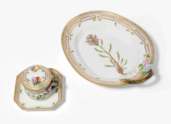 Royal Copenhagen, Henkelschale und Bouillontasse "Flora Danica" - photo 2