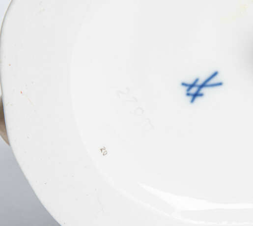 Meissen, Figur "Kind mit Kaninchen". - photo 8