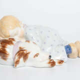 Meissen, Figur "Kind, auf einem Hund liegend". - photo 2