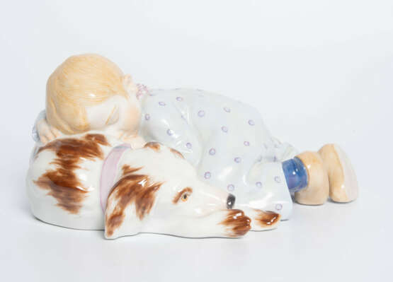 Meissen, Figur "Kind, auf einem Hund liegend". - photo 2