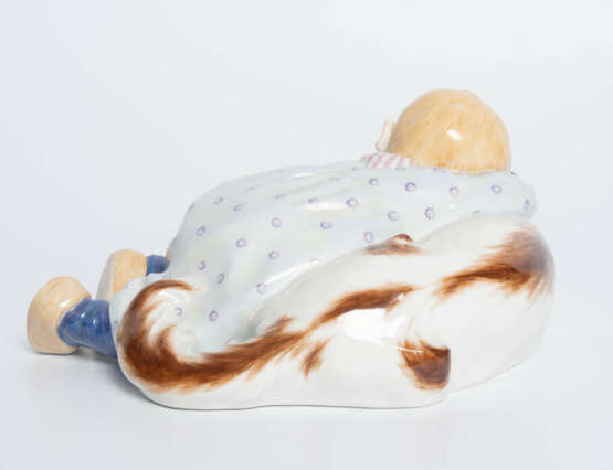 Meissen, Figur "Kind, auf einem Hund liegend". - photo 4