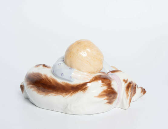 Meissen, Figur "Kind, auf einem Hund liegend". - photo 5