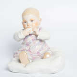 Meissen, Figur "Kind auf einem Kissen sitzend". - photo 3