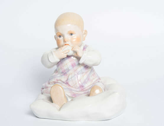 Meissen, Figur "Kind auf einem Kissen sitzend". - photo 3