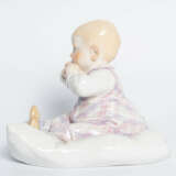 Meissen, Figur "Kind auf einem Kissen sitzend". - photo 4