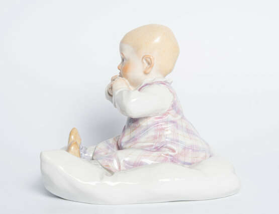 Meissen, Figur "Kind auf einem Kissen sitzend". - photo 4