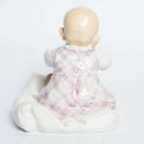 Meissen, Figur "Kind auf einem Kissen sitzend". - photo 5