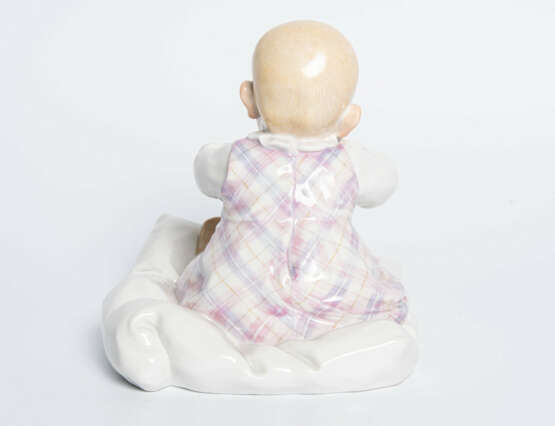 Meissen, Figur "Kind auf einem Kissen sitzend". - photo 5