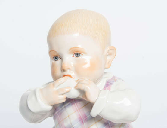 Meissen, Figur "Kind auf einem Kissen sitzend". - photo 7