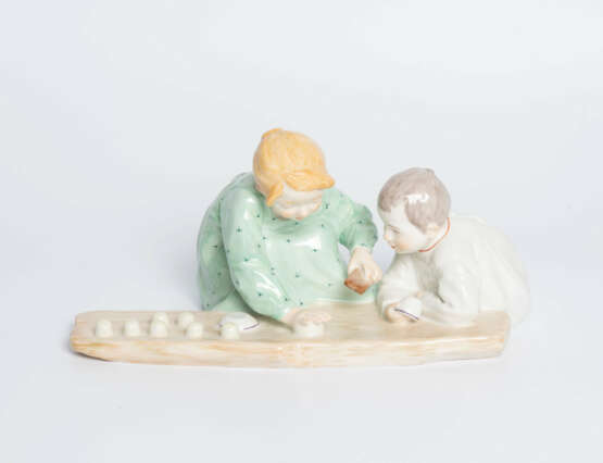 Meissen, Figurengruppe "Zwei Kinder, Sandformen backend". - photo 2