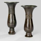 Zwei elegante Weingefäße vom Typ 'zhi' aus Bronze - фото 1