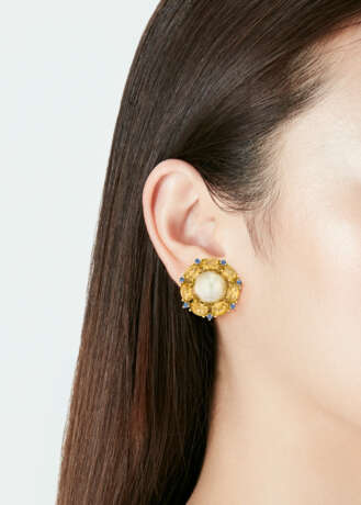 SEAMAN SCHEPPS CULTURED PEARL, MULTI-GEM AND DIAMOND EARRINGS - Foto 2