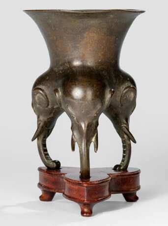 Weihrauchbrenner aus Bronze mit drei Elefantenkopf-Beinen auf Holzstand - Foto 1
