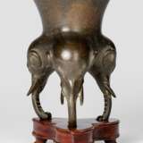 Weihrauchbrenner aus Bronze mit drei Elefantenkopf-Beinen auf Holzstand - photo 1