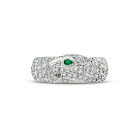 CARTIER EMERALD AND DIAMOND 'PANTHÈRE' RING - photo 3