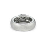 CARTIER EMERALD AND DIAMOND 'PANTHÈRE' RING - photo 4