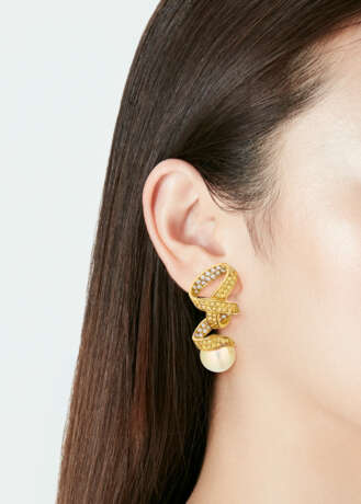 CHANEL COLORED DIAMOND, DIAMOND AND CULTURED PEARL EARRINGS - Foto 2