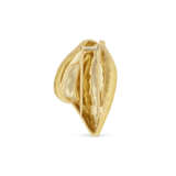 SUZANNE BELPERRON HAMMERED GOLD 'COQUILLAGE' CLIP-BROOCH - photo 4