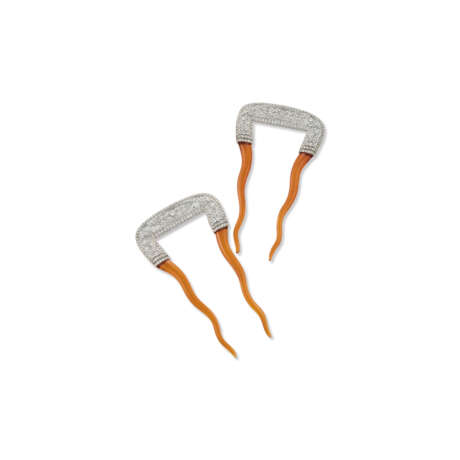 TIFFANY & CO. BELLE ÉPOQUE PAIR OF DIAMOND AND HORN HAIR COMBS - photo 1