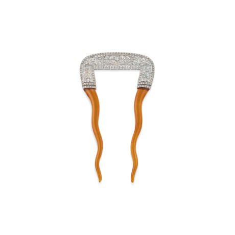 TIFFANY & CO. BELLE ÉPOQUE PAIR OF DIAMOND AND HORN HAIR COMBS - photo 2
