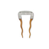 TIFFANY & CO. BELLE ÉPOQUE PAIR OF DIAMOND AND HORN HAIR COMBS - photo 3