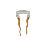 TIFFANY & CO. BELLE ÉPOQUE PAIR OF DIAMOND AND HORN HAIR COMBS - photo 5
