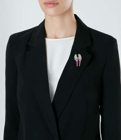ART DECO MULTI-GEM AND DIAMOND LOVEBIRD BROOCH - Foto 2
