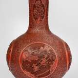 Paar sehr feine und große Vasen aus geschnittenem Rotlack mit figürlichen Szenen - photo 1