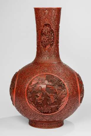Paar sehr feine und große Vasen aus geschnittenem Rotlack mit figürlichen Szenen - photo 2