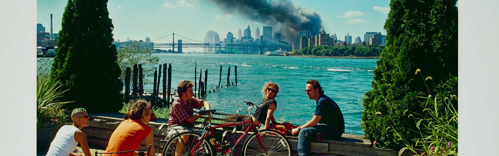 Thomas Höpker. Blick von Williamsburg, Brooklyn, auf Manhattan, 11. September 2001 Thomas Höpker. Blick von Williamsburg, Brooklyn, auf Manhattan, 11. September 2001
