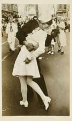 Alfred Eisenstaedt. Sailor kissing a Nurse