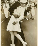 Épreuve à la gélatine argentique. Alfred Eisenstaedt. Sailor kissing a Nurse
