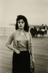 Diane Arbus. Woman on boardwalk, Coney Island, N.Y. (Aus: Coney Island, N.Y)