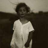 Diane Arbus. Child in a nightgown, Wellfleet, Mass., 1957 - Foto 1