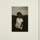 Diane Arbus. Child in a nightgown, Wellfleet, Mass., 1957 - Foto 2