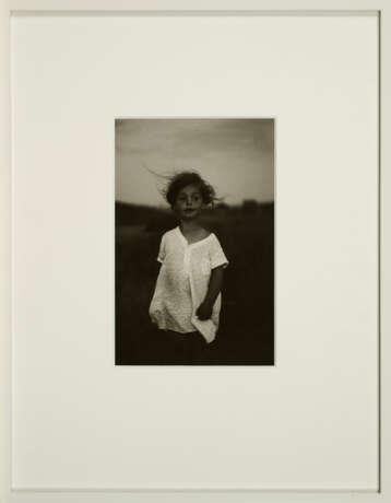 Diane Arbus. Child in a nightgown, Wellfleet, Mass., 1957 - Foto 2