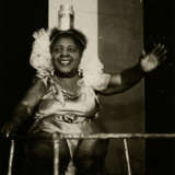 Diane Arbus. Dwarf lady on stage, Coney Island, N.Y. (Aus: Coney Island, N.Y) - photo 1